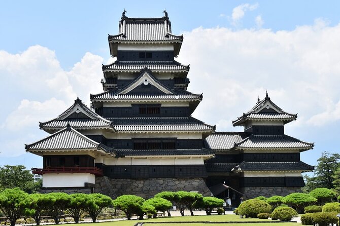 1-Day Tour from Nagano and Matsumoto Kamikochi & Matsumoto Castle - Nawate-dori and Frog Street in 30 minutes