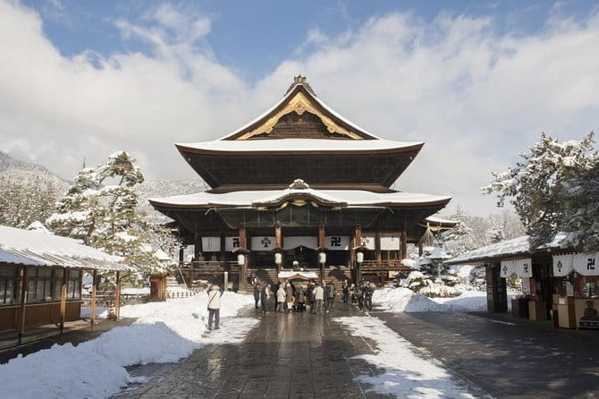 1-Day Winter Tour From Nozawa Onsen: Snow Monkeys, Zenko-ji Temple & Sake - Why this Nozawa Onsen day trip works