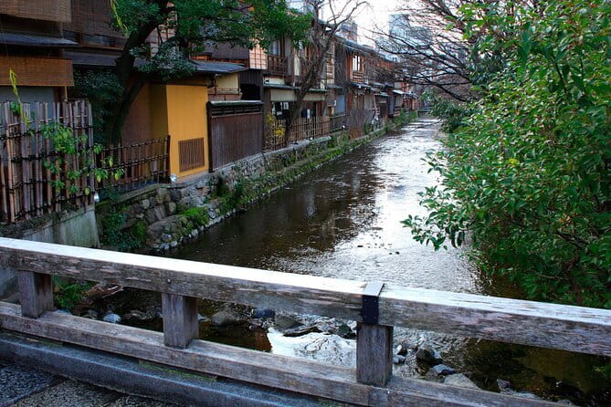 1 Hour Geisha Show in Kyoto - Arriving in Kamishichiken