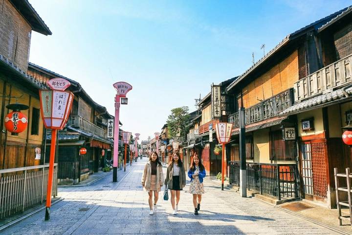 12 Days Kinosaki Onsen Escape: A Journey Through Japan's Timeless Towns by UME Travel - Kanazawa’s garden, market and samurai quarter