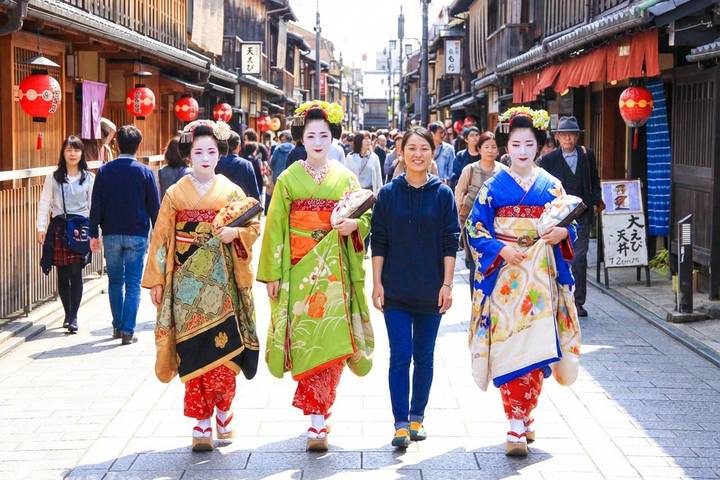 12 Days Kinosaki Onsen Escape: A Journey Through Japan's Timeless Towns by UME Travel - Tokyo’s contrasts, with a free day to make it yours