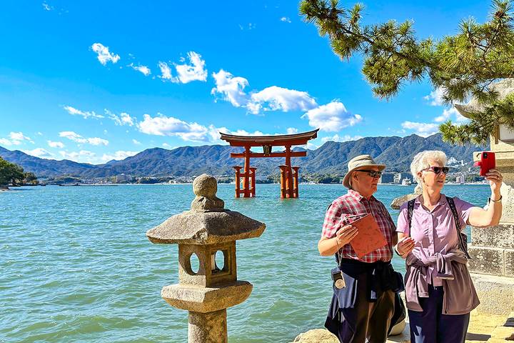 8-Day Japan Premium Mini Group Tour with 3/4 Stars Hotels by Agate Travel - Kyoto’s Golden Pavilion and old Gion lanes