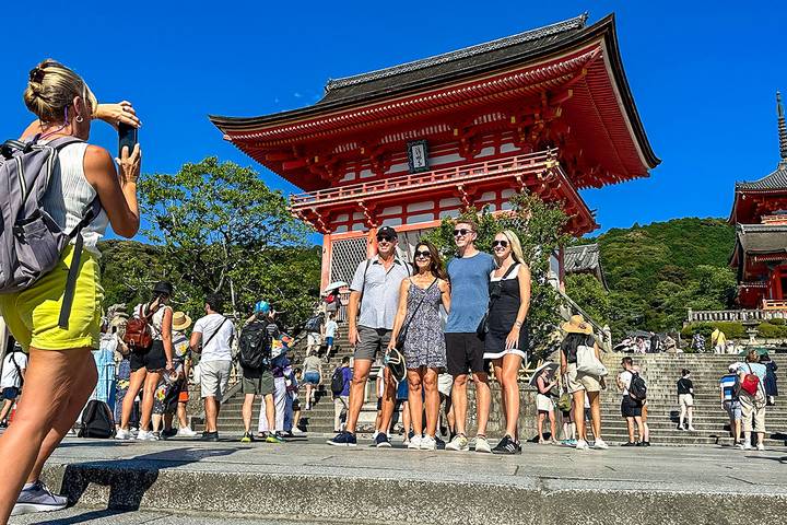 8-Day Japan Premium Mini Group Tour with 3/4 Stars Hotels by Agate Travel - Fushimi Inari and Nara’s friendly deer