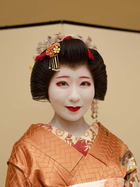 Asakusa: Geisha Performance and Tea House Experience - Konpira Fune Fune brings the room to life