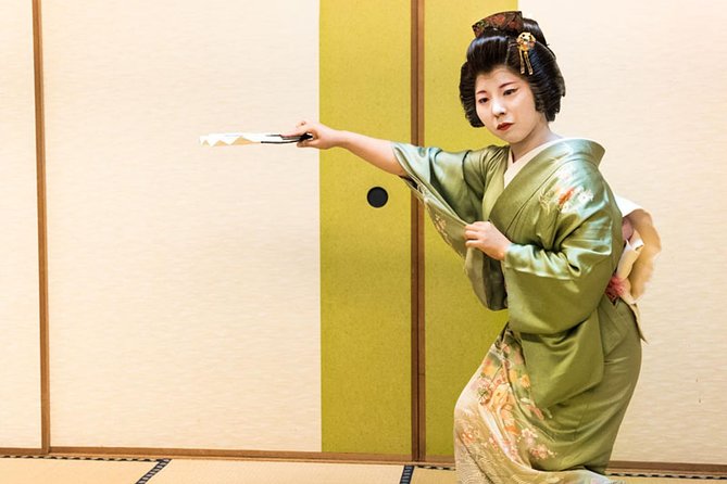 Authentic Geisha Performance with Dinner in Tokyo - Games make the cultural lesson easier to remember