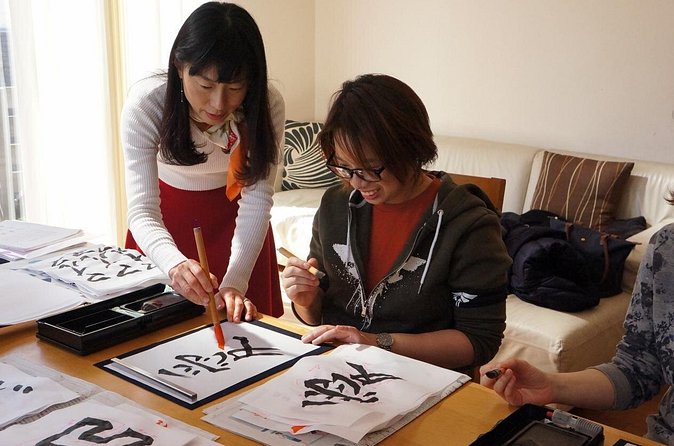 Authentic Japanese calligraphy class in Tokyo! Kanji your name - Why the living-room setting changes the experience