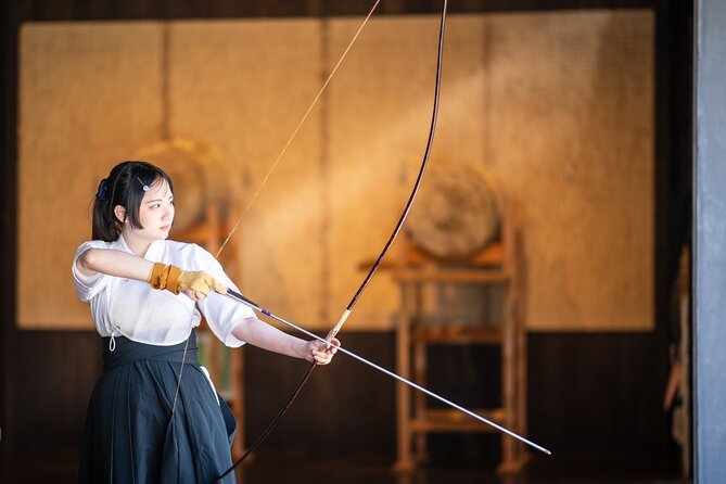Authentic Kyudo Japanese Archery Experience in Tokyo - Choosing a bow and learning the first movements