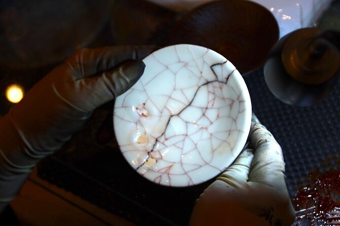 Authentic Pure Gold Kintsugi Workshop with Master Taku in Tokyo - Option B: black and gold Shikkokurai