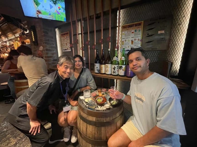 Casual Japanese sake tasting and snack experience, Kabukicho - A small group with a relaxed teaching style