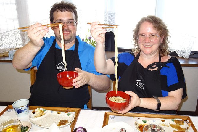 Experience all of Japanese culture and Japanese food experience classes "origami, udon, Japanese food, green tea, calligraphy" in 4 hours - Folding a paper crane before lunch