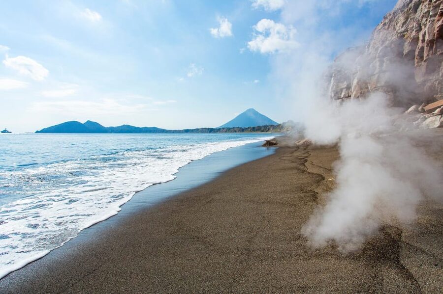 Experience the blessings of volcanoes in Kagoshima, Kyushu - The Sand Bath at Saraku Sand Bath Hall