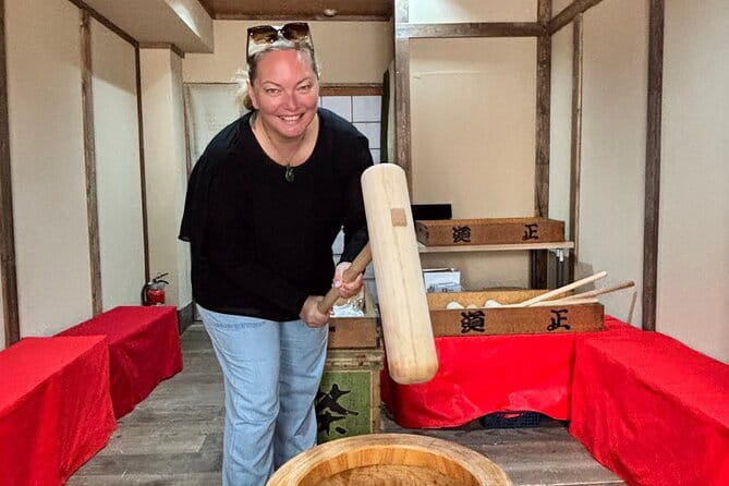 【For adult】Traditional Mochi Pounding Experience with Tasting - A small group makes the activity work better