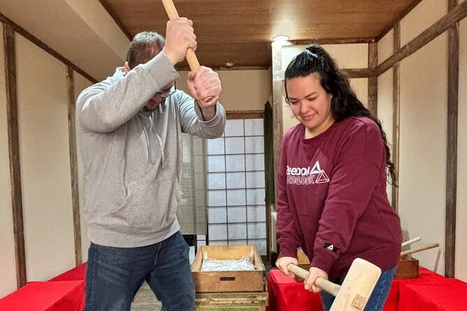 【For adult】Traditional Mochi Pounding Experience with Tasting - Steaming the rice and seeing the process begin