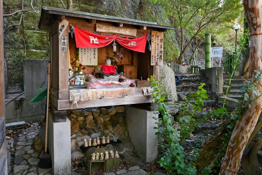 From Hiroshima: Rabbit Island and Takehara Town Tour - The small statue with a weighty promise