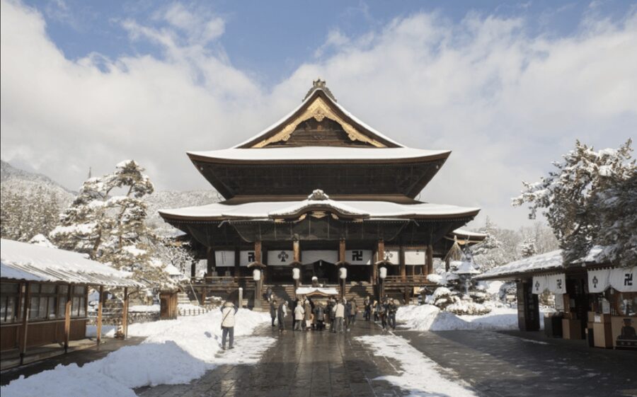 From Nozawa Onsen: Snow Monkeys and Zenko-ji Day Trip & Sake - The 70-minute ride from Nozawa Onsen