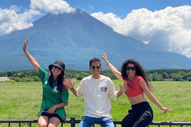 Full Day Tour to Mount Fuji in Spanish - Shiraito Falls and the volcanic water of Mount Fuji