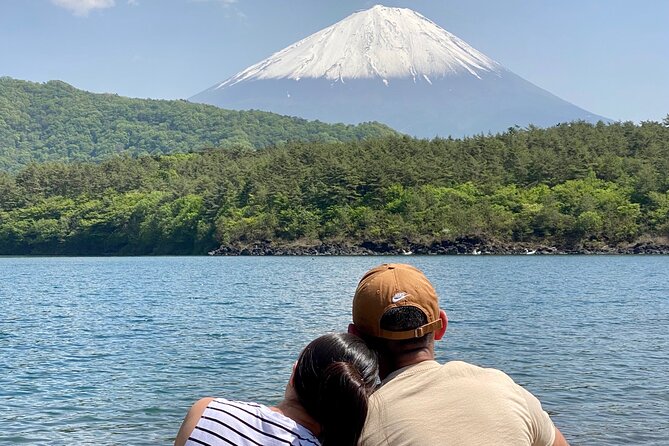 Full Day Tour to Mount Fuji in Spanish - Lake Kawaguchiko and the guide’s personal discoveries