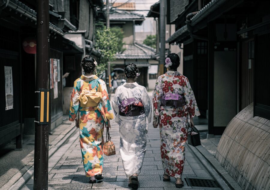 Gion Walking Tour, Geisha Show and Japanese Game in Kyoto - Why the small group matters