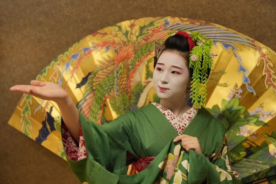 Gion Walking Tour, Geisha Show and Japanese Game in Kyoto - Playing the traditional Japanese fan game
