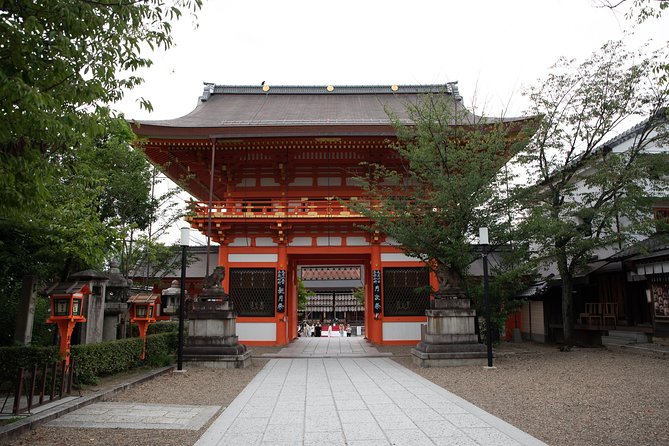 Highlights & Hidden Gems With Locals: Best of Kyoto Private Tour - A coffee break and a second Yasaka Shrine visit