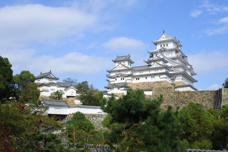 Himeji: Express Guided Tour of Himeji Castle in 90 Minutes - The 75-minute walk through the castle
