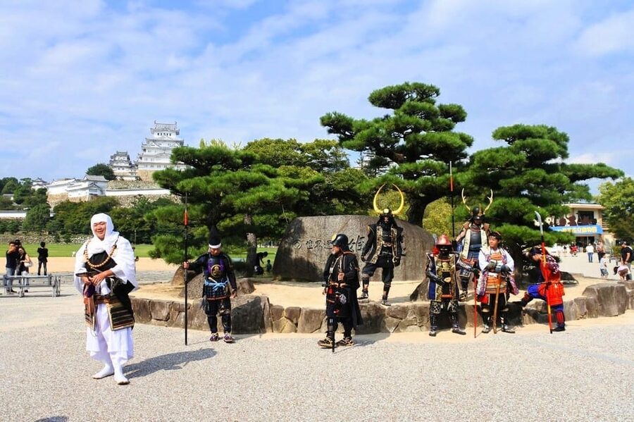 Himeji: Express Guided Tour of Himeji Castle in 90 Minutes - What makes the guides part of the value