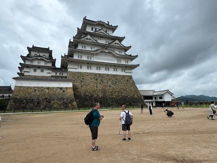 Himeji: Himeji Castle & Kokoen Garden 3.5-Hour Guided Tour - Meeting your guide at JR Himeji Station