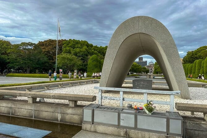 Hiroshima and Miyajima Day Trip with Itsukushima Shrine & Ferry - Exploring Itsukushima Shrine and the floating torii