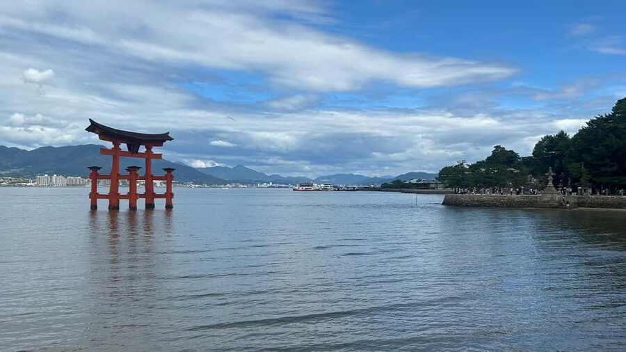 Hiroshima & Miyajima 6.5h Guided Tour – Dome, Park & Shrine - Meeting your guide at Hiroshima Station