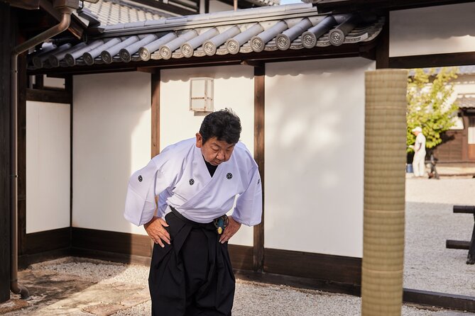 Honor - Experience Samurai & traditional Culture to the fullest - Putting on hakama and samurai armor