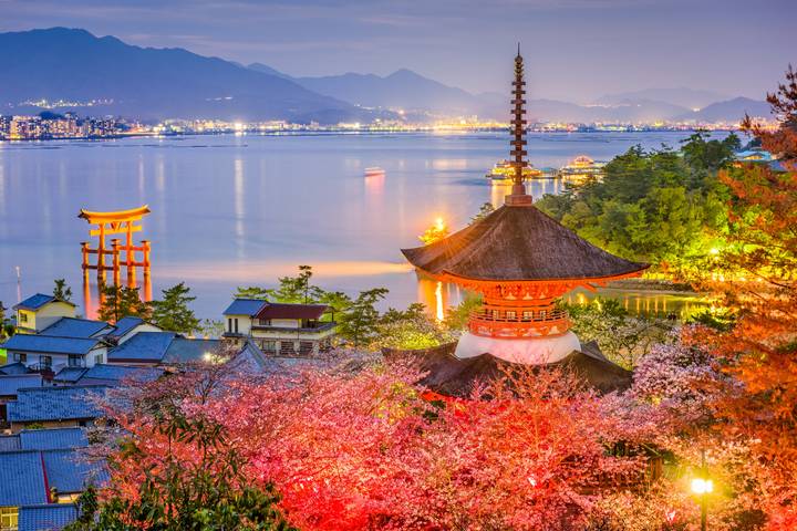 Japan Bucketlist: Konbini, Karaoke & Okinawa by journaway DACH - 16-Day Tour - Himeji and Hiroshima: a full day with a serious history lesson