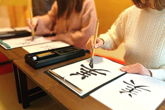 Japanese miniature kimono made with origami in Osaka - A private class with a personal pace