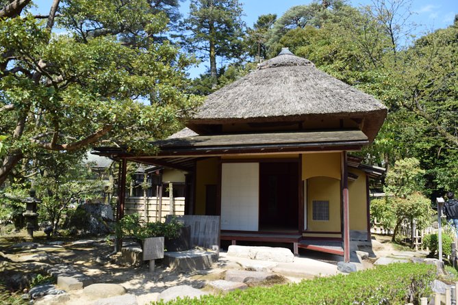 Kanazawa Full-Day Tour Private & Personalized with a Local Guide - Taking a quiet break at Kenrokuen Garden