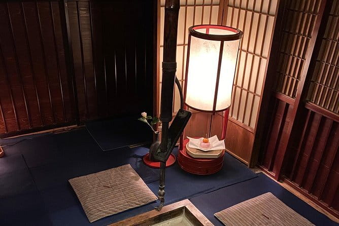 Kanazawa Half-day Tour: Curated: Gardens, Craft & Geisha District - Kanazawa Castle and the old castle town