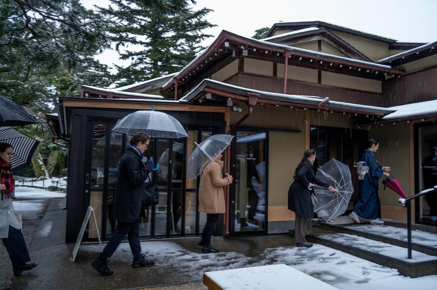 Kanazawa: Kenrokuen Tea Ceremony Experience - Watching the master, then whisking your own tea