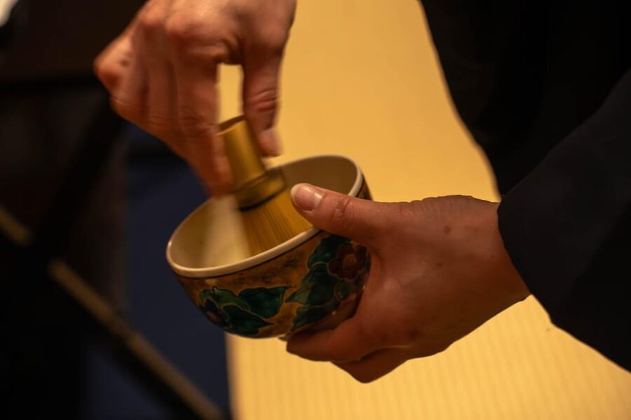 Kanazawa: Kenrokuen Tea Ceremony Experience - A quiet room, with one important expectation