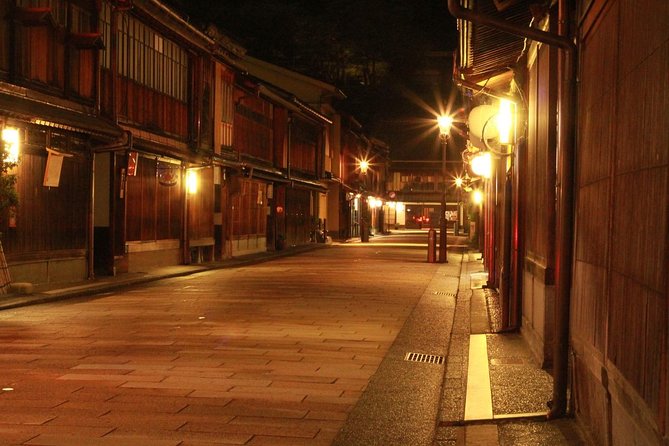 Kanazawa Night Tour with Local Meal and Drinks - Key points at a glance