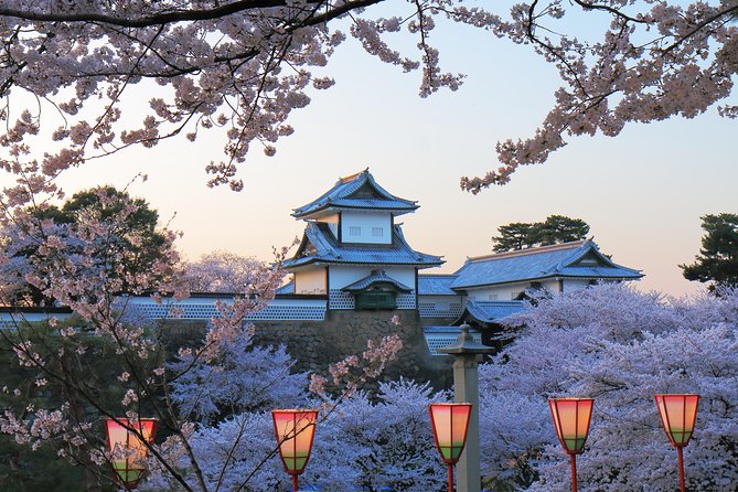 Kanazawa private half day/Photoshoot by professional photographer - Why this Kanazawa tour works well
