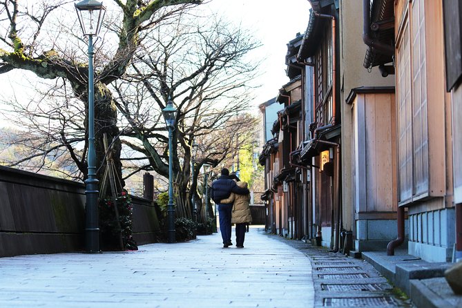 Kanazawa private half day/Photoshoot by professional photographer - Kanazawa Castle for a final historic frame