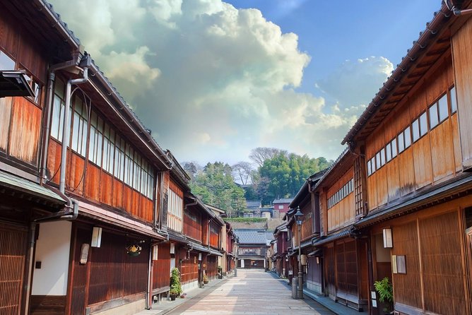 Kanazawa Private Tour with a Local – Highlights & Hidden Gems - Finding quiet beauty in Kenrokuen Garden