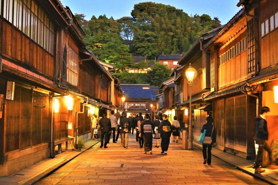 Kanazawa: Private Tour with Local Guide - Kenroku-en: Japan’s Famous Garden at a Human Pace