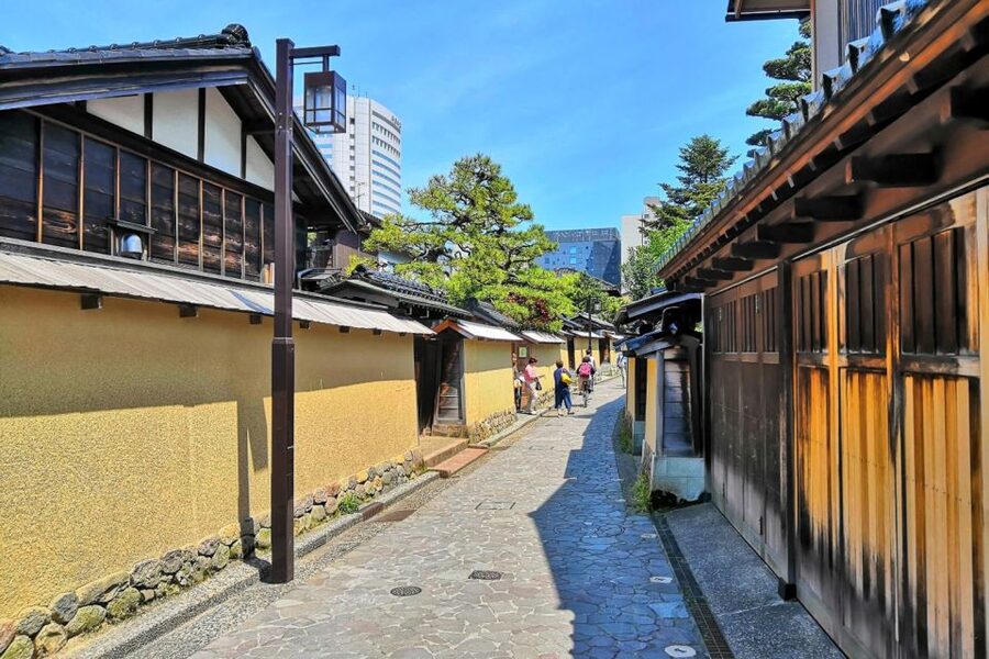 Kanazawa: Private Tour with Local Guide - Meeting at Your Hotel and Setting the Pace