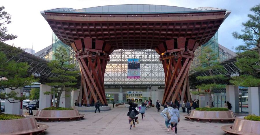 Kanazawa: Private Walking Tour with a Local - Omicho Market and Kanazawa food culture