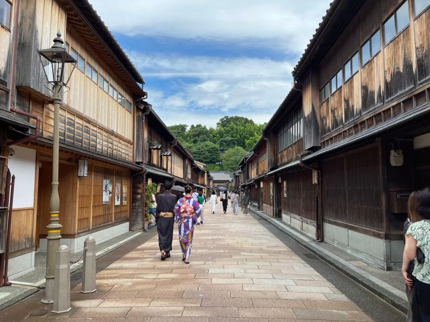 Kanazawa: Samurai, Matcha, Gardens and Geisha Full-Day Tour - Matcha and wagashi at Gyokusen-an