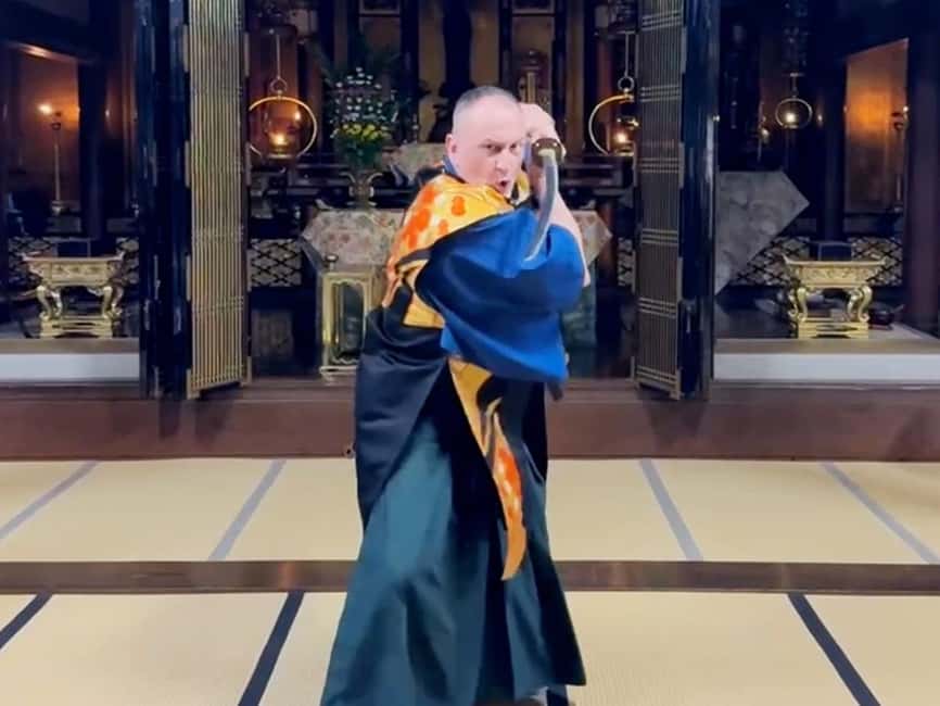 Kanazawa: Samurai Swordsmanship Lesson at a rented temple - Changing into a samurai kimono