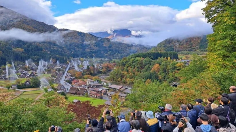 Kanazawa/Takayama: Shirakawago & Takayama Private Day Tour - Shirakawago: thatched roofs and a famous mountain view