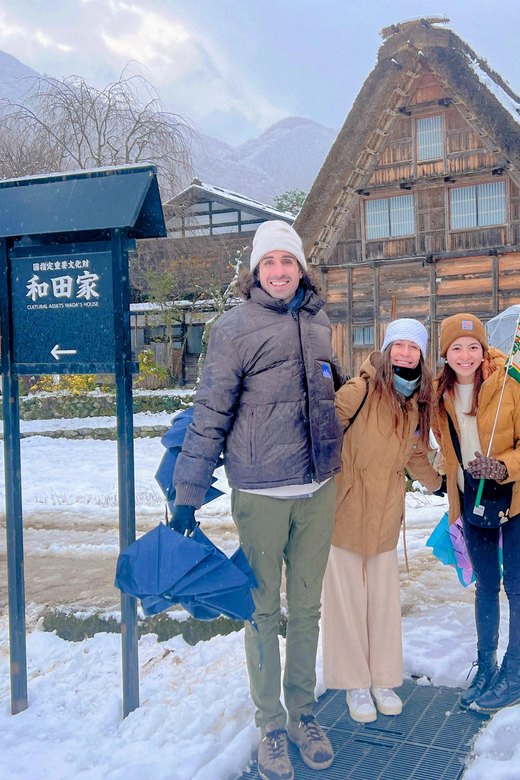 Kanazawa: World Heritage Shirakawa-go & Two Local Experience - Meeting the bus at Kanazawa Station