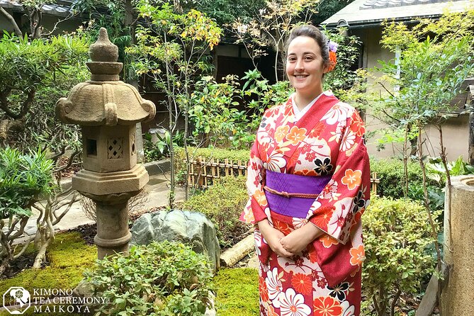 Kimono Tea Ceremony at Kyoto Maikoya, NISHIKI - Choosing a kimono and getting ready