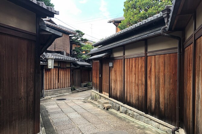 Kiyomizu Temple and Backstreets of Gion, Half Day Group Tour - Yasaka Pagoda and a small garden stop