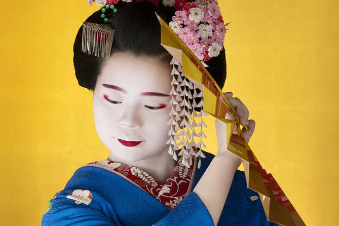 Kyomai Dance by Maiko Geiko and Visits of Gion Art Museum Kyoto - Arriving at the Yasaka club in Gion